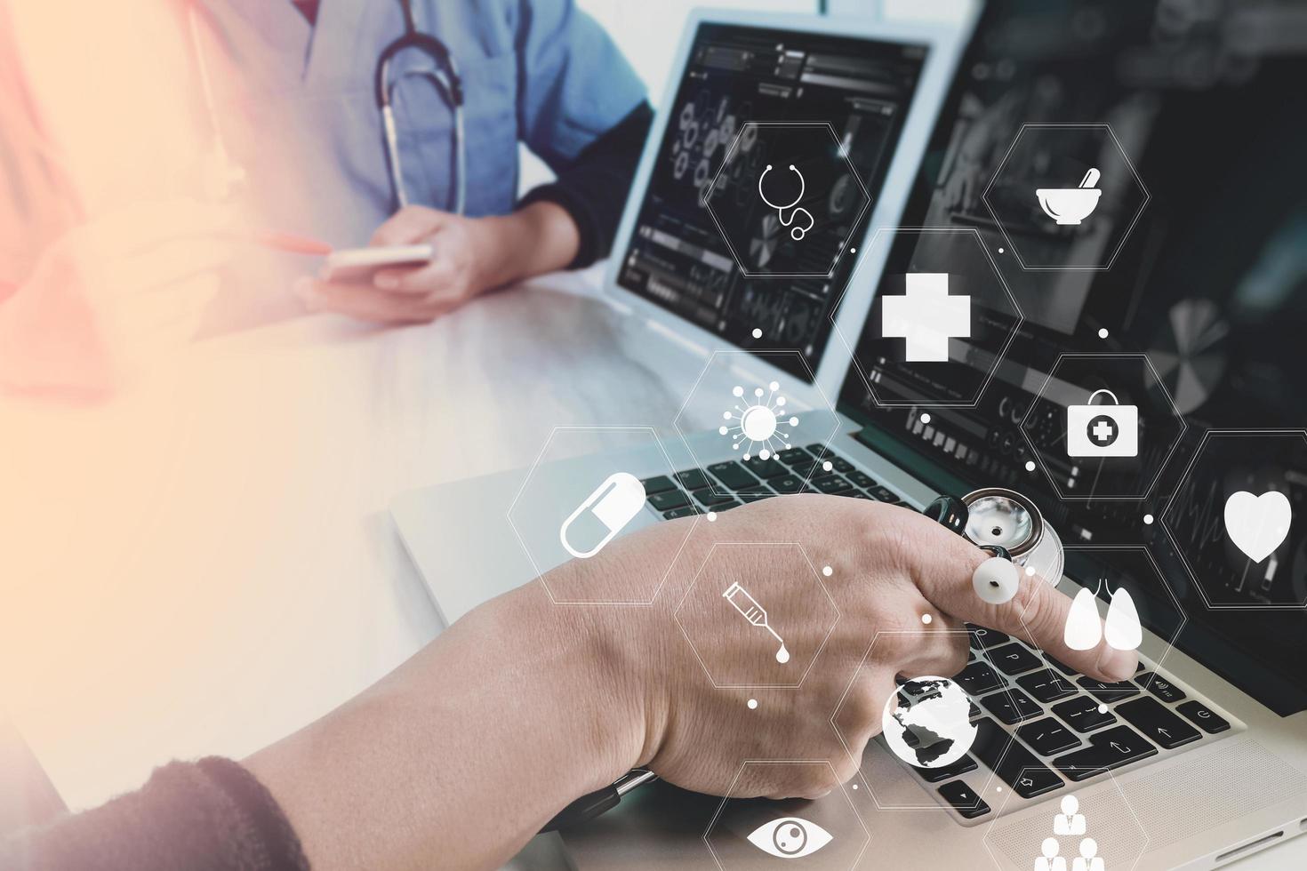 concept de coworking médical, médecin travaillant avec un smartphone, une tablette numérique et un ordinateur portable pour rencontrer son équipe dans un bureau moderne à l'hôpital avec un diagramme virtuel photo