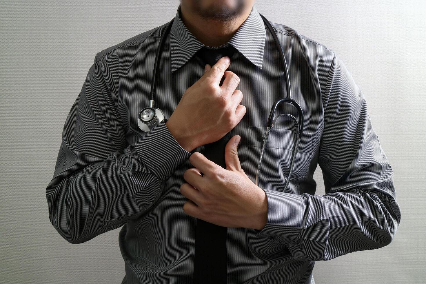 médecin intelligent tenant une tablette numérique, un stéthoscope, une vue de face, un effet de filtre photo