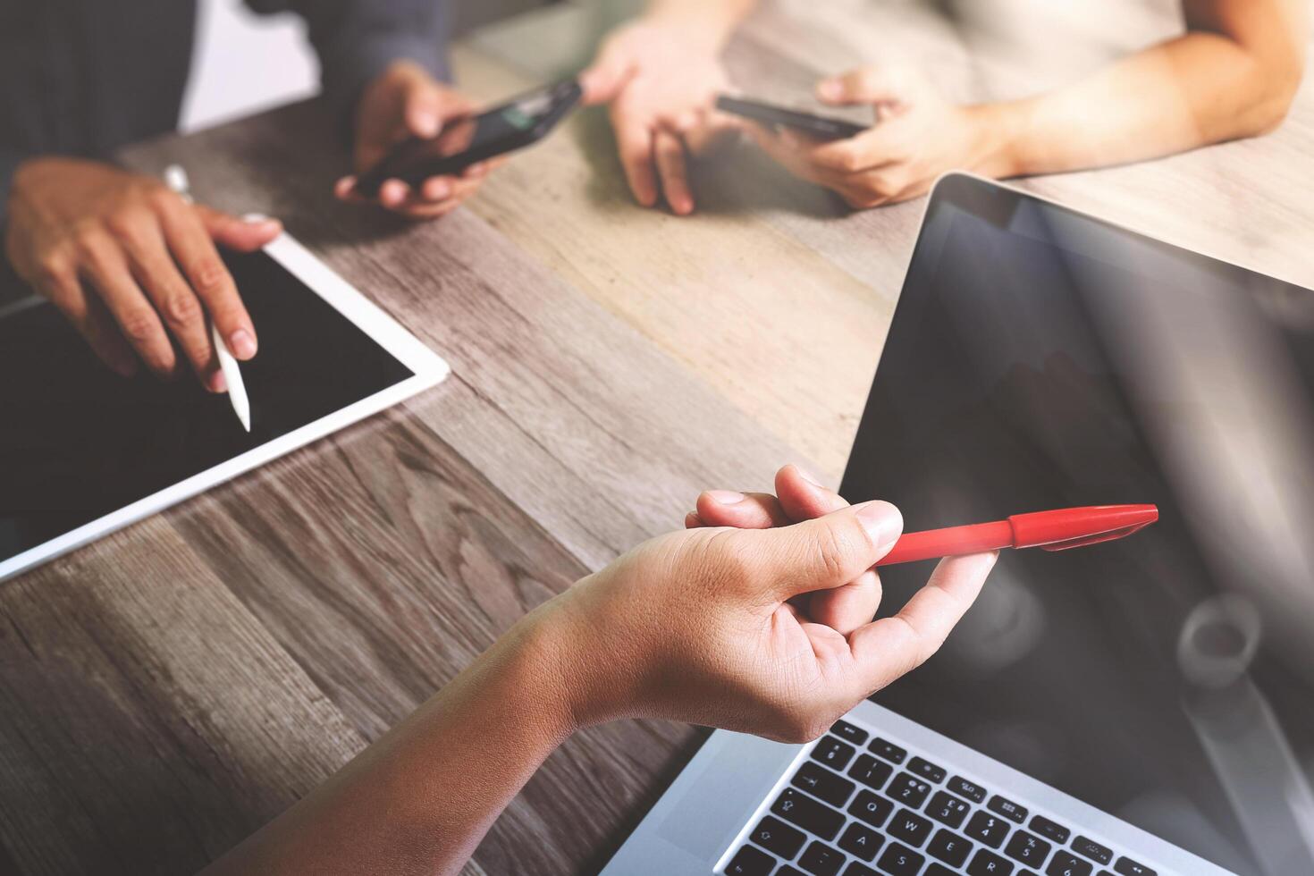 concept de travail d'équipe, main d'homme d'affaires assistant à une vidéoconférence dans un bureau moderne. conception d'ordinateur portable tablette numérique téléphone intelligent à l'aide. effets de soleil, arrière-plan flou photo