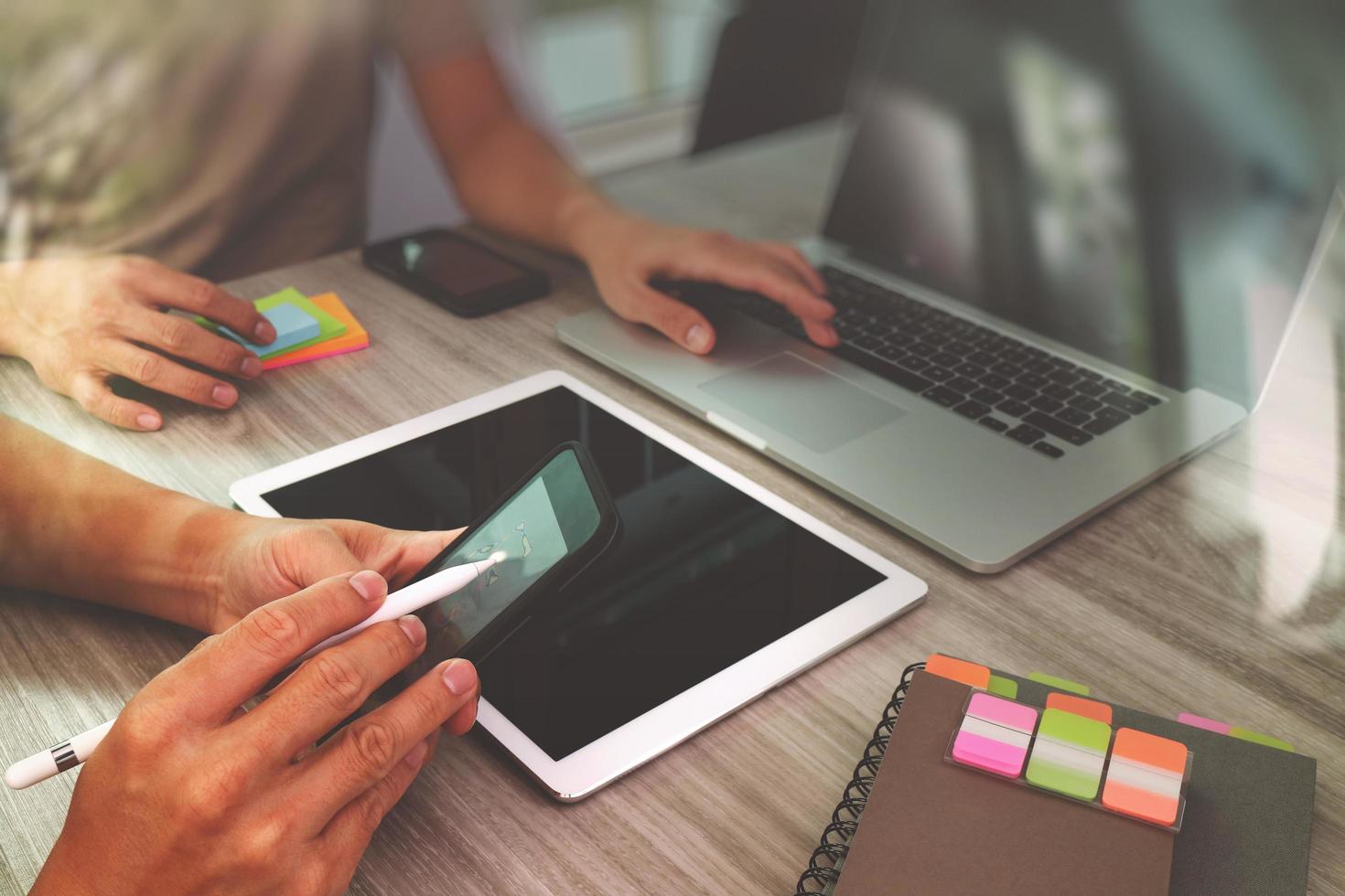 main de concepteur travaillant avec une tablette numérique et un téléphone intelligent faisant une présentation avec ses collègues en tant que concept de conception Web réactif photo