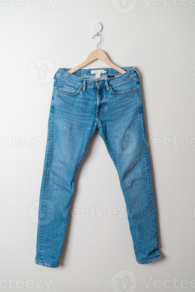 pantalon jeans accroché au mur photo