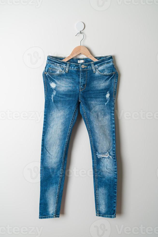 pantalon jeans accroché au mur photo