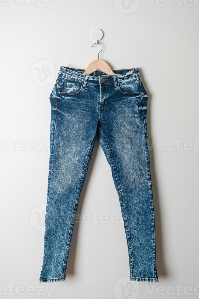 pantalon jeans accroché au mur photo