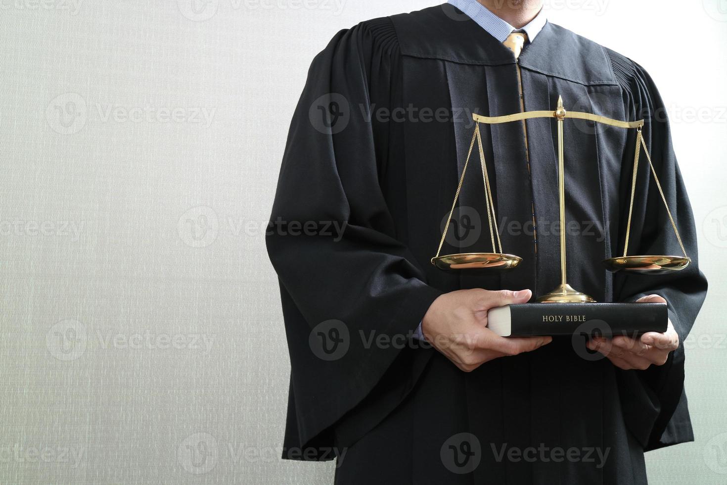 concept de justice et de droit.juge masculin dans une salle d'audience avec la balance et le livre saint photo