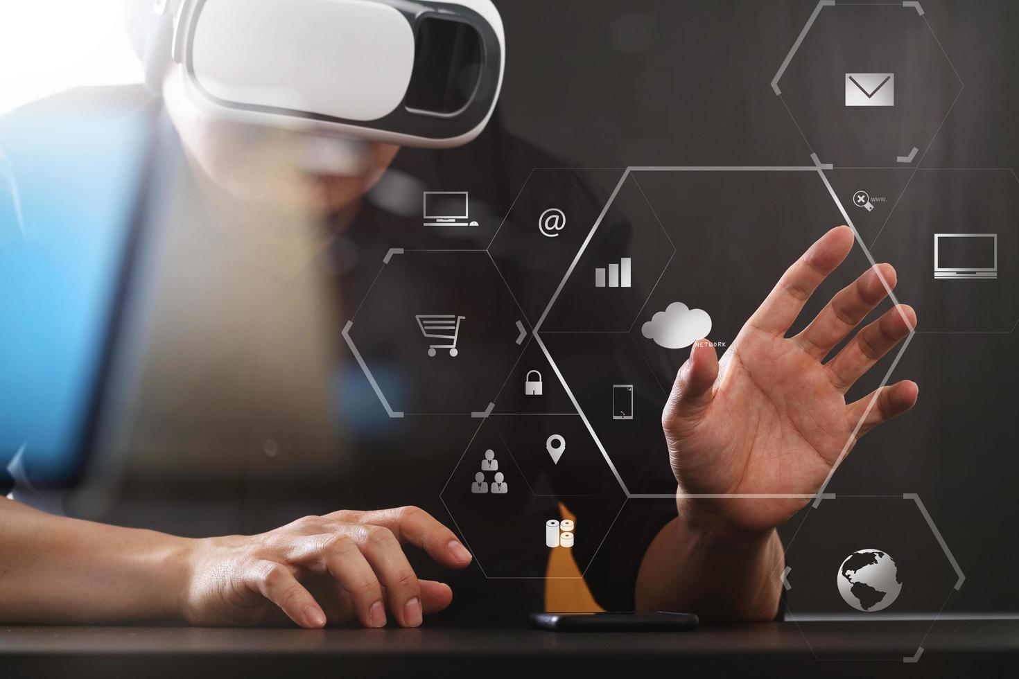 homme d'affaires portant des lunettes de réalité virtuelle dans un bureau moderne avec un smartphone utilisant un casque vr avec un schéma d'icône d'écran photo