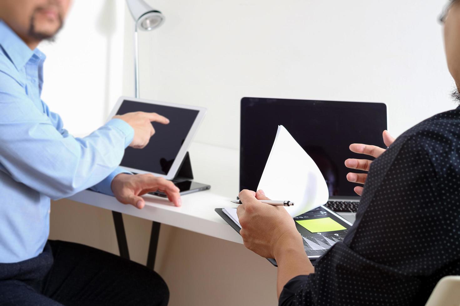 concept de réunion d'équipe de travail co, homme d'affaires utilisant un téléphone intelligent et une tablette numérique et un ordinateur portable dans un bureau moderne avec un graphique et un graphique d'icônes virtuelles photo