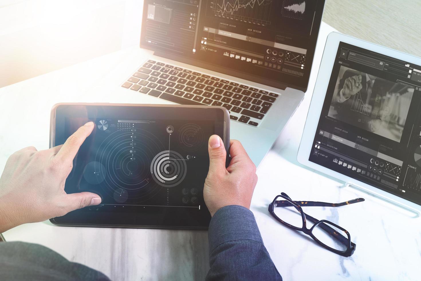 concept de travail d'équipe, main d'homme d'affaires assistant à une vidéoconférence dans un bureau moderne. conception d'ordinateur portable tablette numérique téléphone intelligent à l'aide. effets du soleil photo