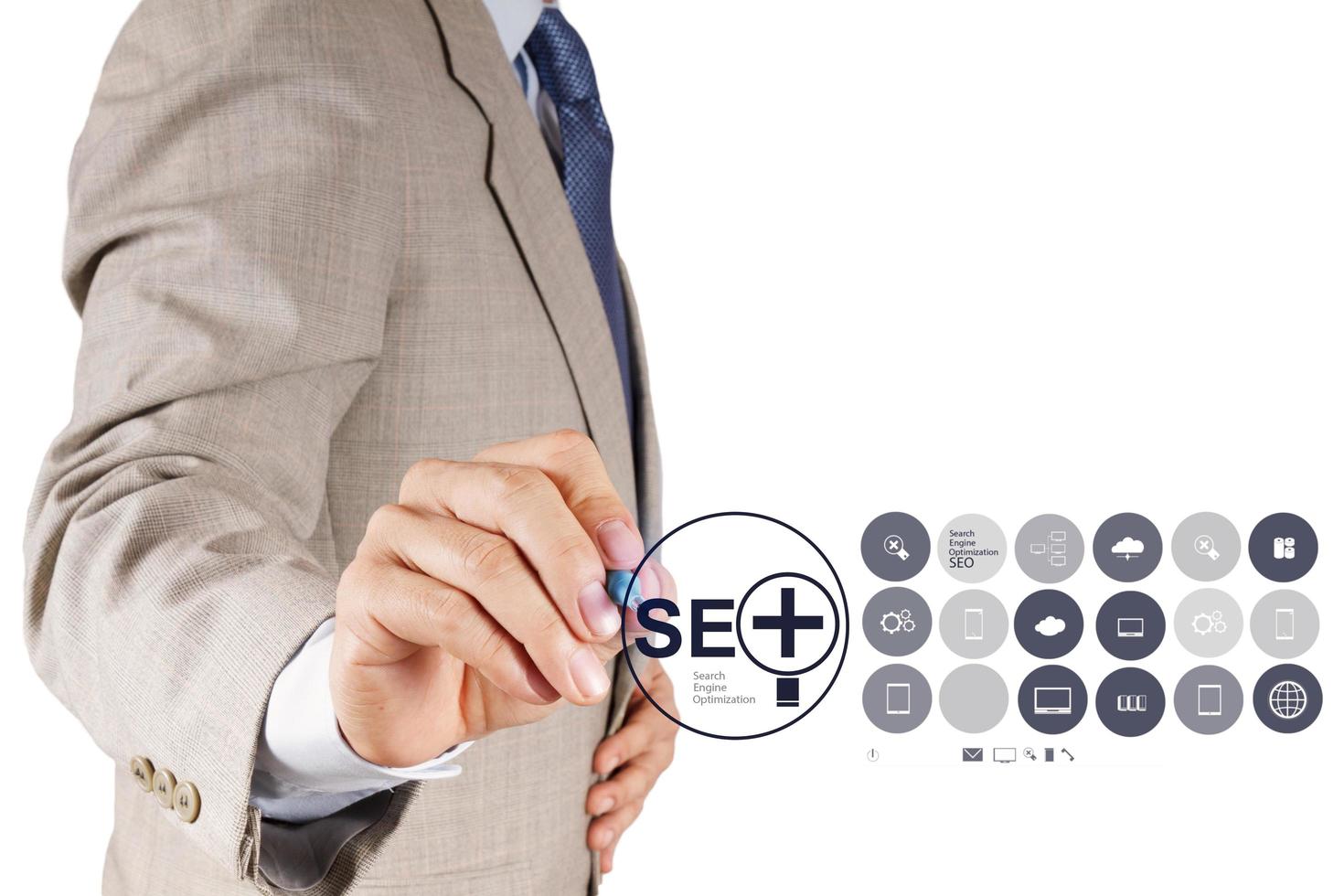 main d'homme d'affaires montrant l'optimisation des moteurs de recherche seo photo