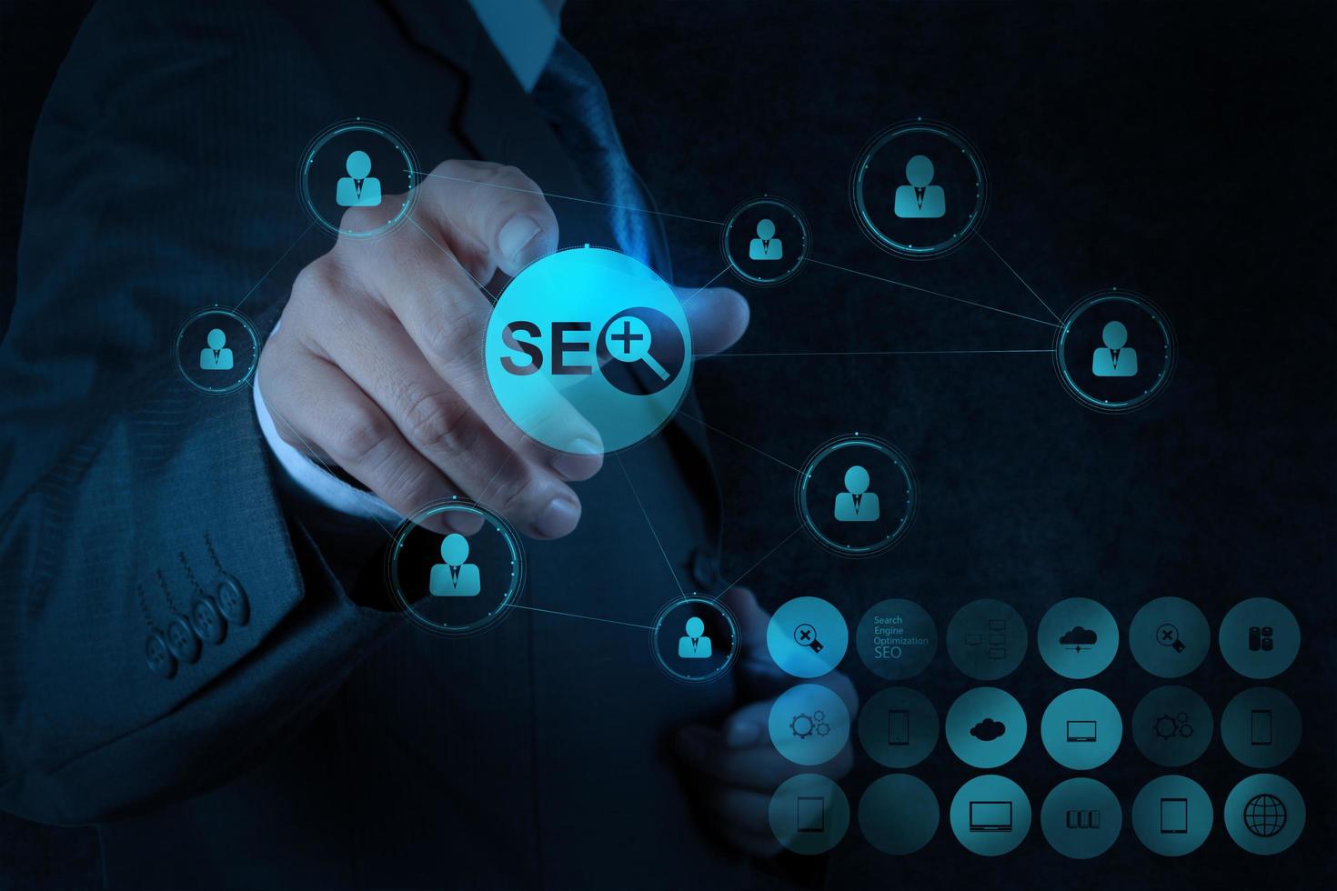 main d'homme d'affaires montrant l'optimisation des moteurs de recherche seo photo