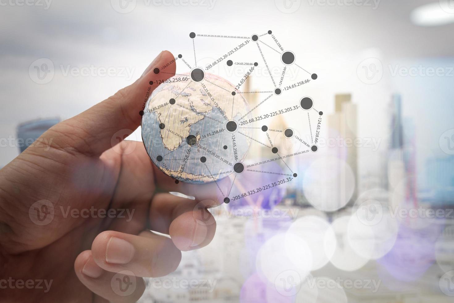 gros plan d'une main d'homme d'affaires montrant la texture du monde avec des éléments de concept de diagramme de réseau de médias sociaux numériques de cette image fournie par la nasa fond de ville de londres photo