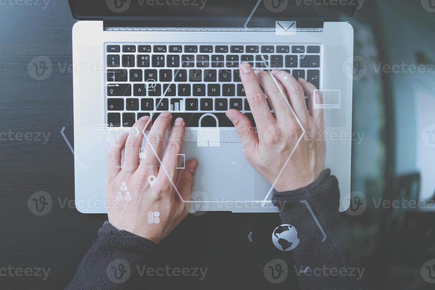 cybersécurité internet et concept de mise en réseau. main d'homme d'affaires travaillant avec l'icône de cadenas d'écran vr sur fond d'ordinateur portable photo