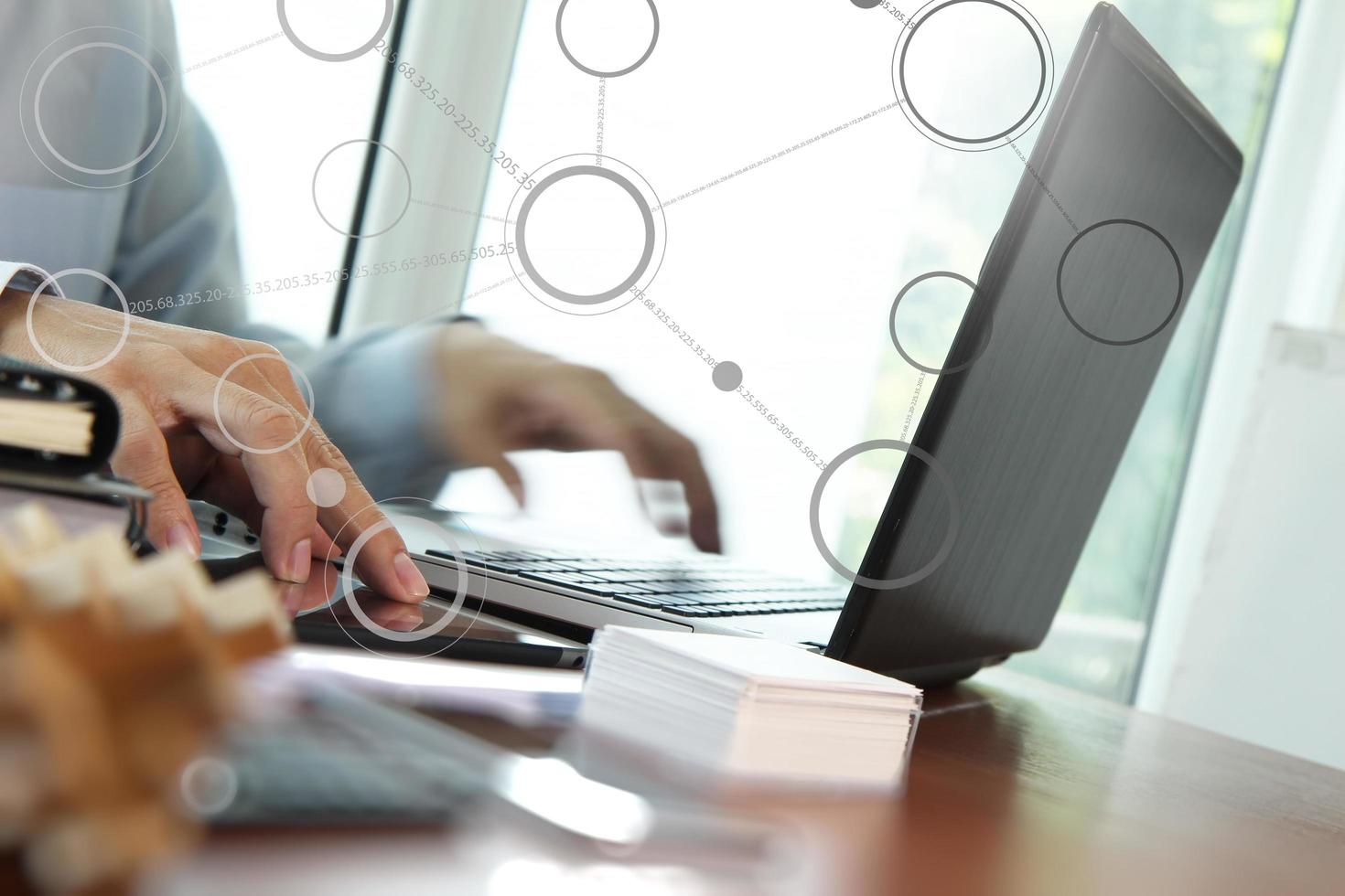 gros plan sur une main d'homme d'affaires travaillant sur un ordinateur portable avec un diagramme de médias sociaux sur un bureau en bois comme concept photo