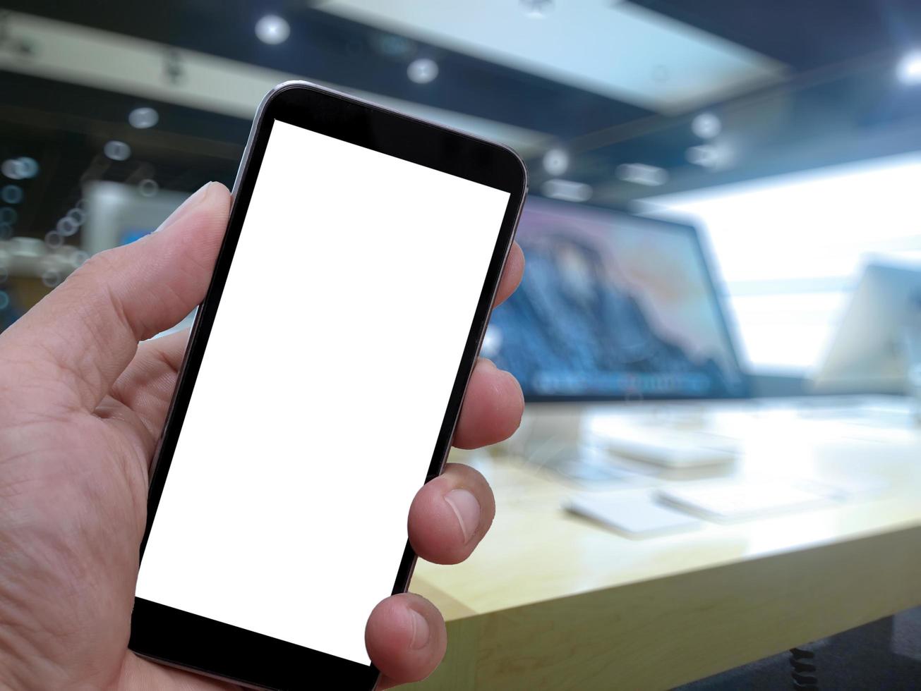gros plan de la main touchant l'écran vide du smatphone avec arrière-plan flou comme concept photo
