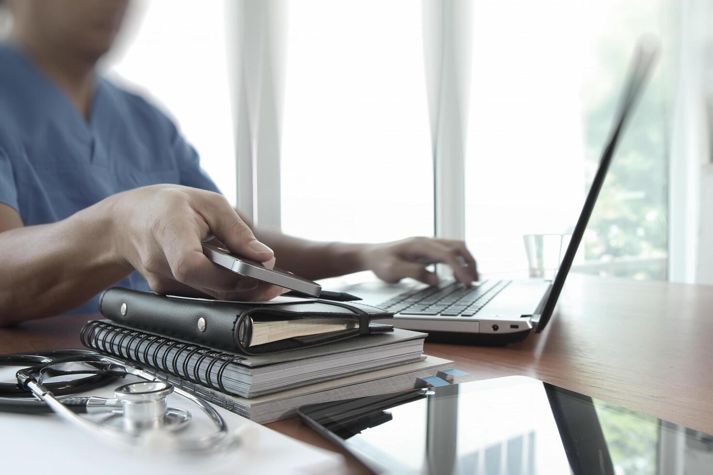 Médecin travaillant avec un ordinateur portable dans le bureau de l'espace de travail médical comme concept photo