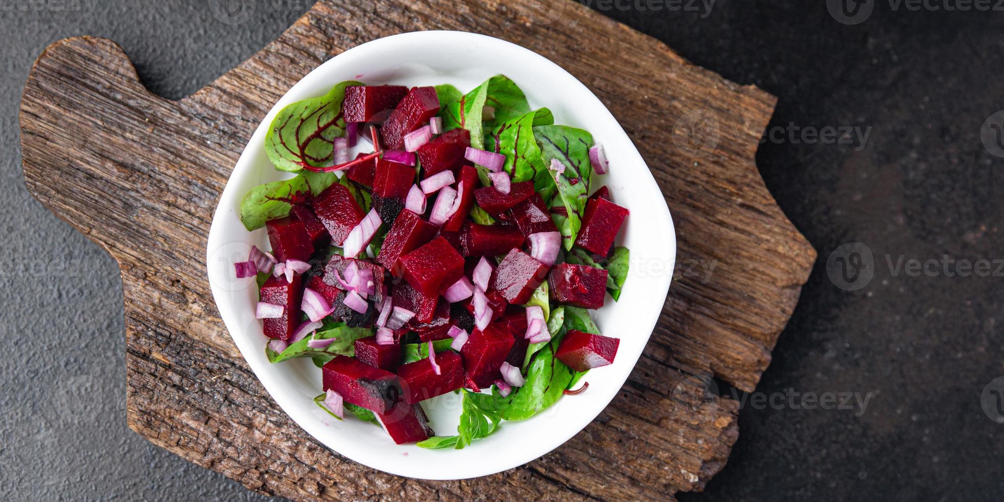 mélange de salade de betteraves feuilles de betteraves vertes légumes diététiques frais végétaliens ou végétariens photo