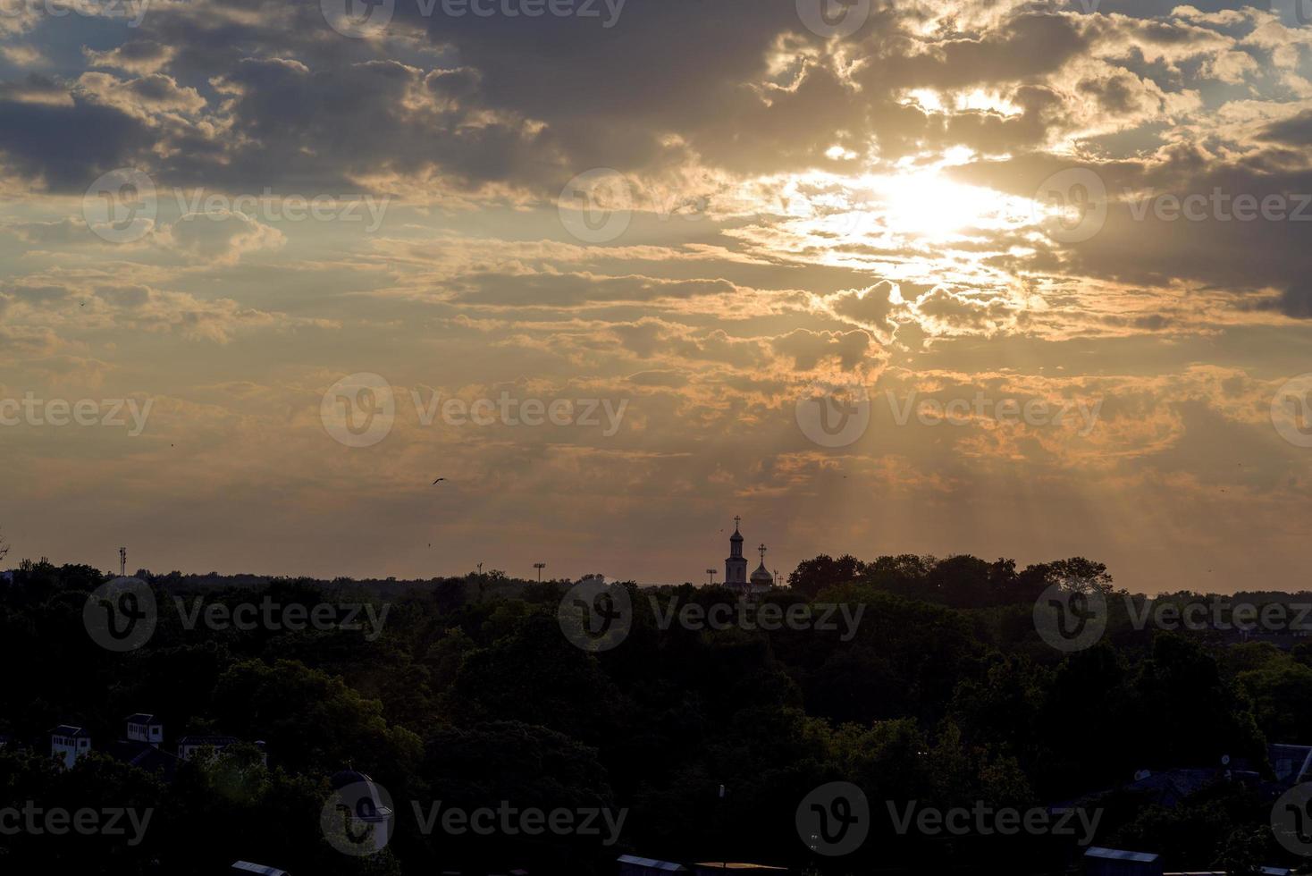 coucher de soleil, lever de soleil avec nuages, rayons lumineux et autres effets atmosphériques photo