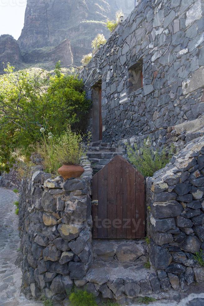 maison en pierre au bord de la route sur l'île de tenerife. photo