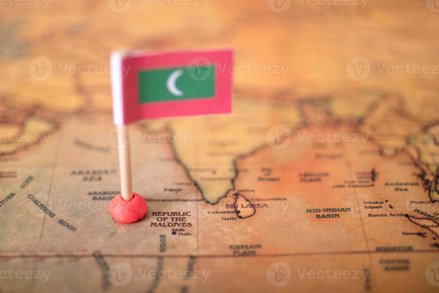 drapeau des maldives sur l'ancienne carte du monde. photo