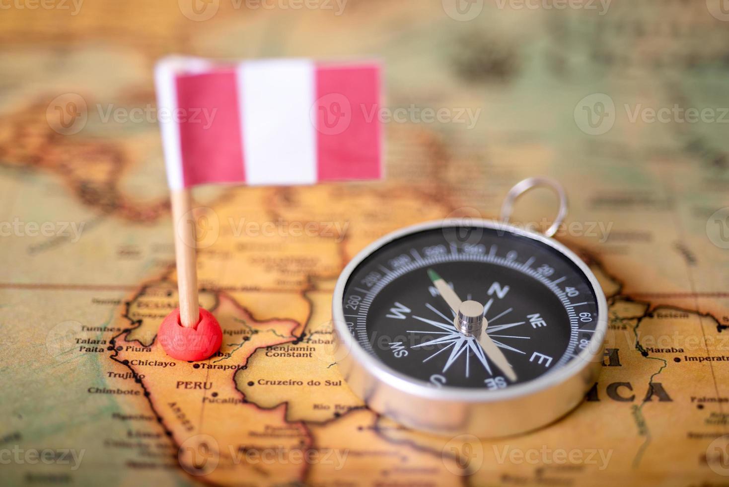 le drapeau du pérou et la boussole sur la carte du monde. photo