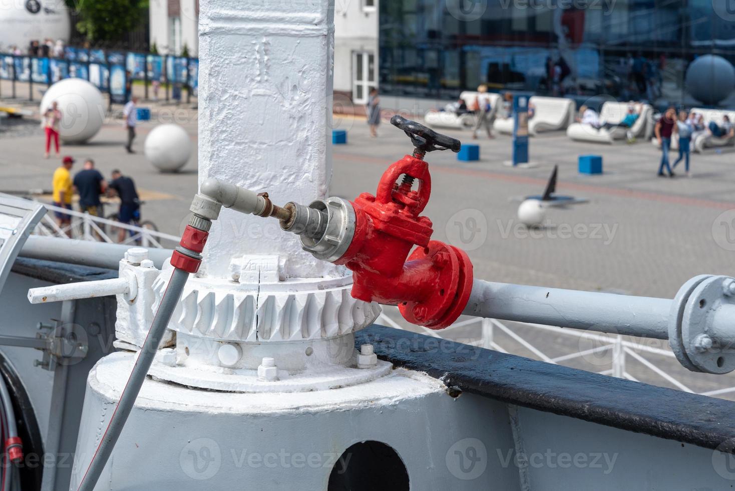 transfert industriel de la bouche d'incendie rouge. système d'extinction d'incendie à eau. la sécurité incendie. photo