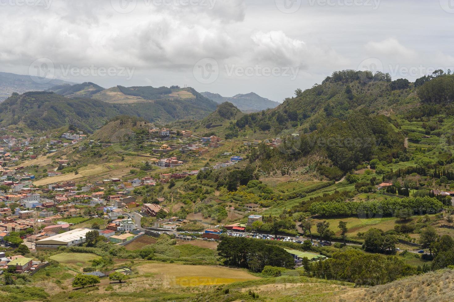 vue sur les montagnes et la ville sur l'île de tenerife. photo