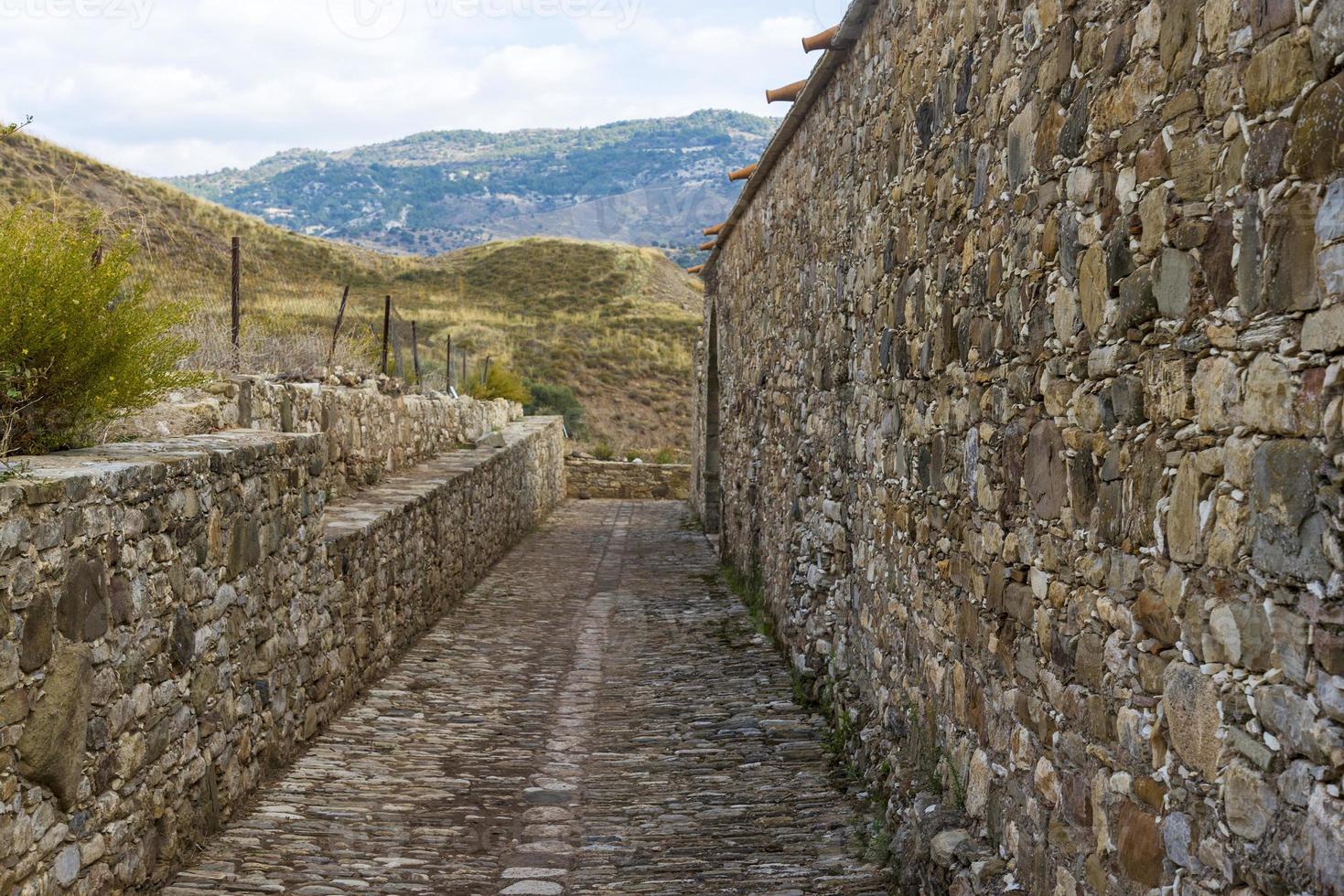 mur de pierre de l'ancien château en perspective. photo