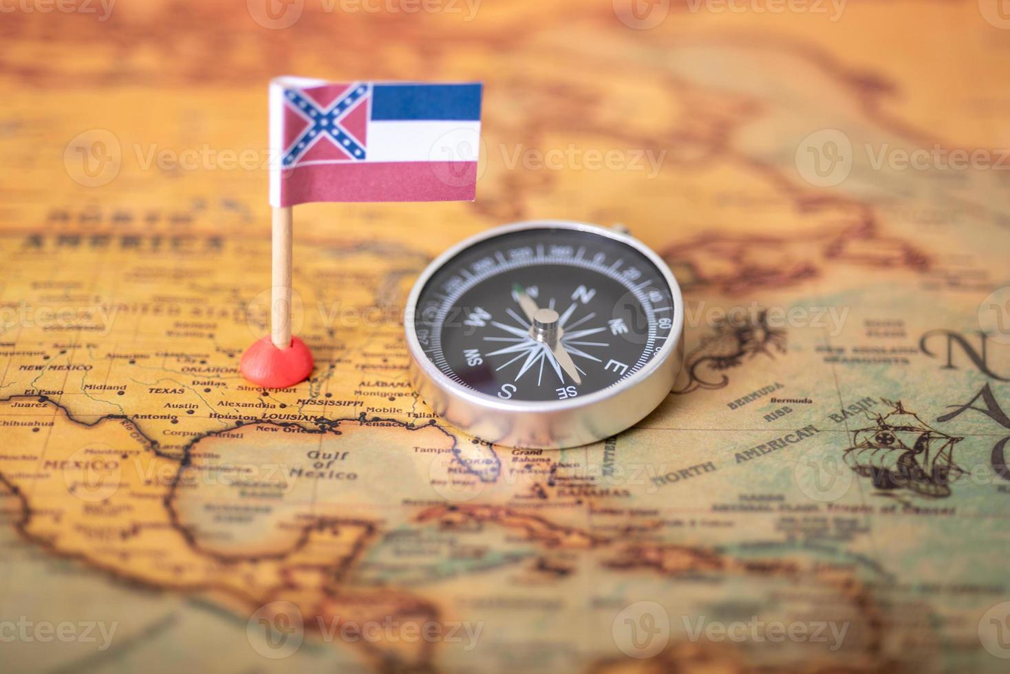 drapeau et boussole du mississippi sur l'ancienne carte du monde. photo