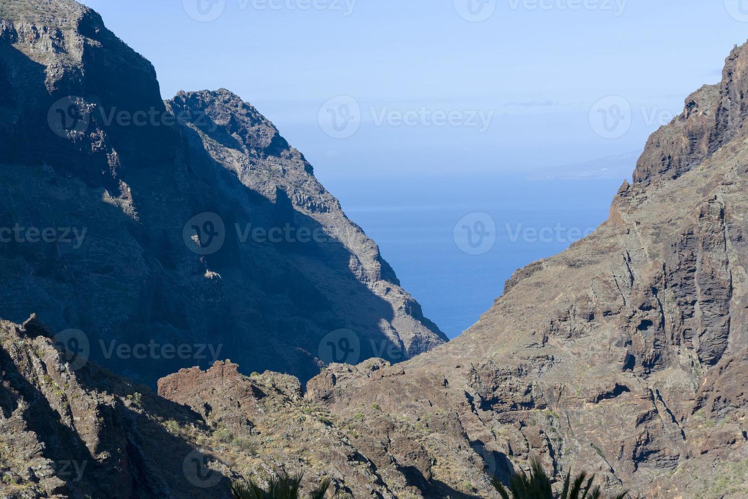 vue sur les montagnes et le masque des gorges. photo