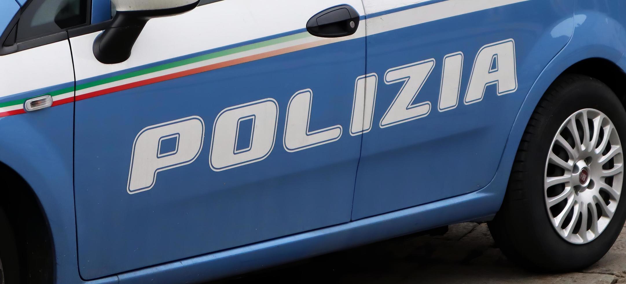 bologne, italie, 2021 polizia signe sur une voiture de police italienne à bologne. Italie photo