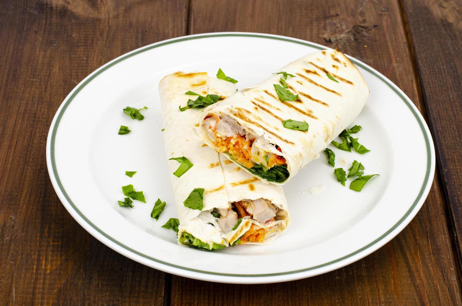 lavash mince avec légumes et poulet sur assiette, shawarma. photographie de studio photo