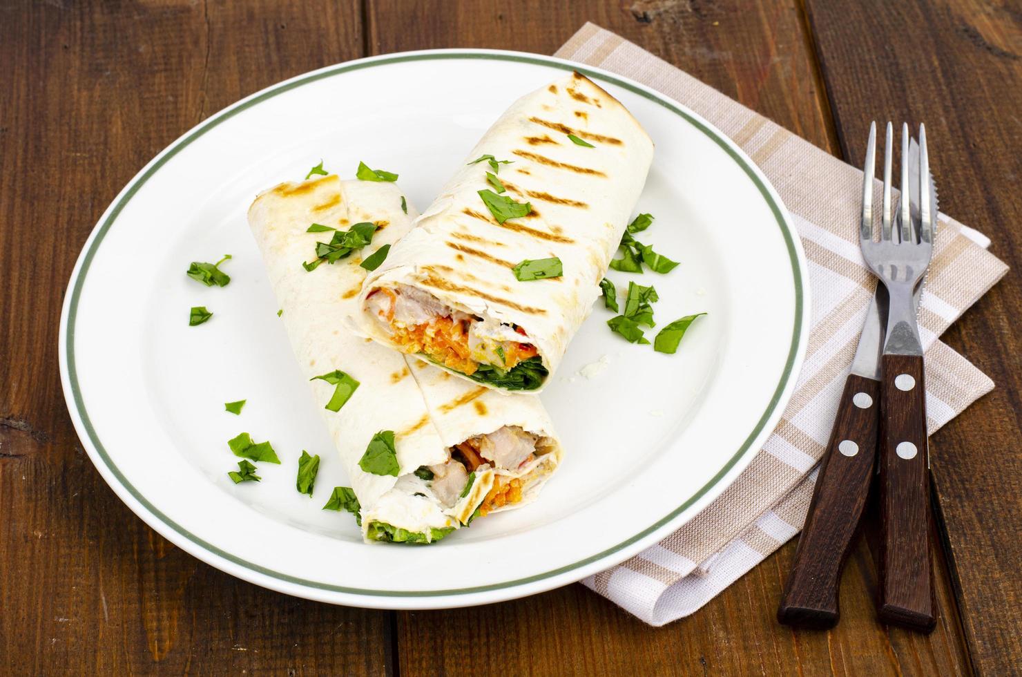 lavash mince avec légumes et poulet sur assiette, shawarma. photographie de studio photo