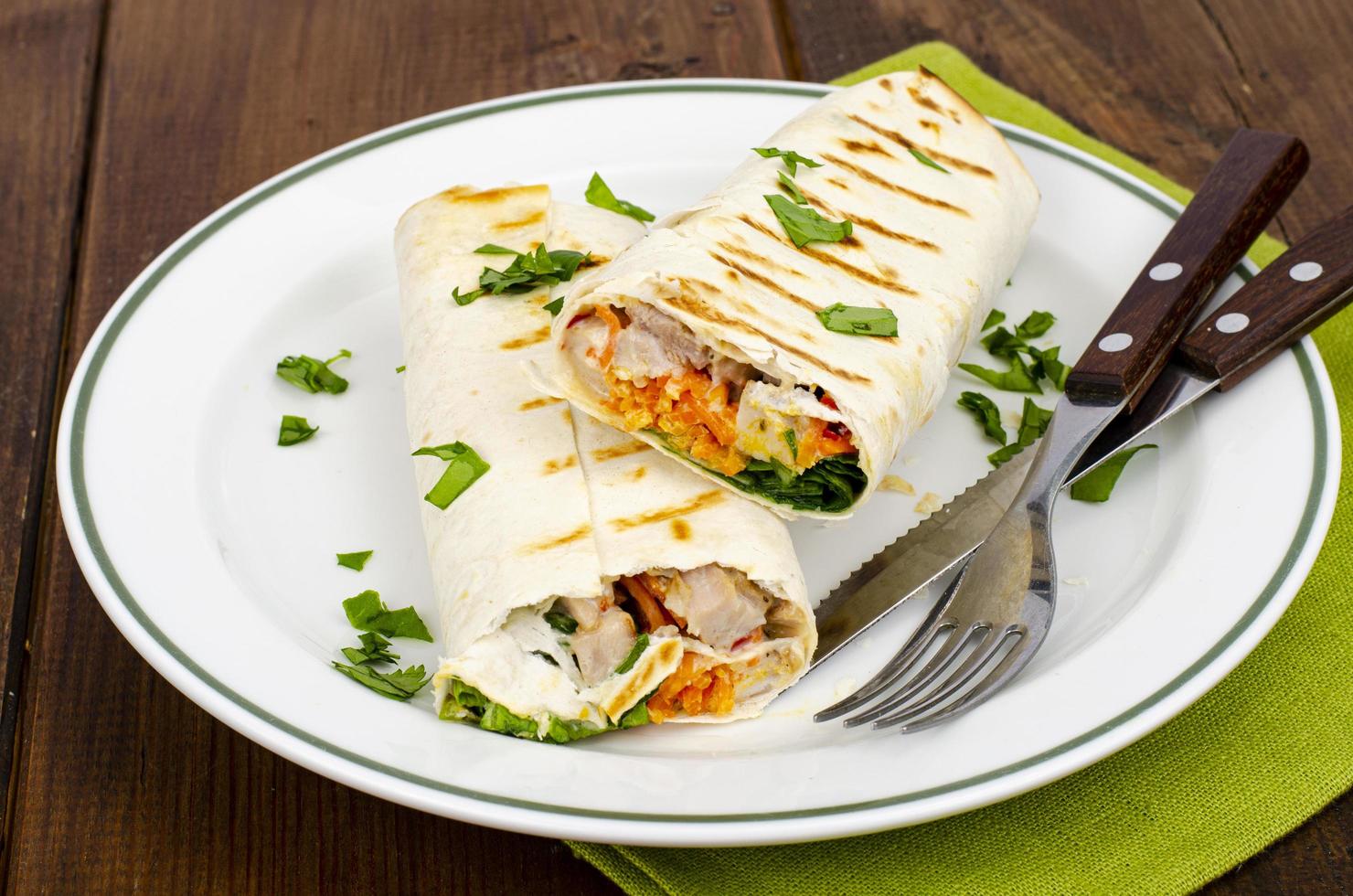 lavash mince avec légumes et poulet sur assiette, shawarma. photographie de studio photo