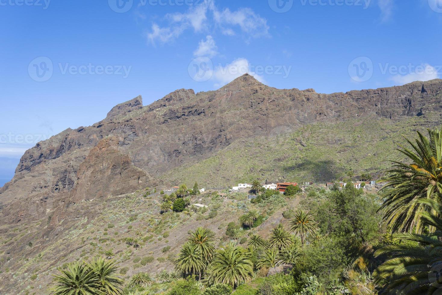 vue sur les montagnes et le masque des gorges. photo