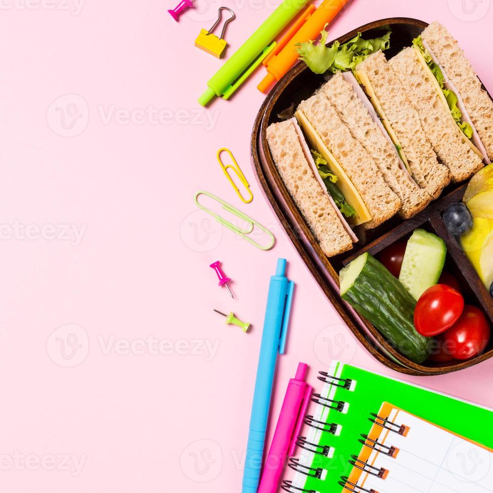 boîte à lunch scolaire avec sandwichs photo