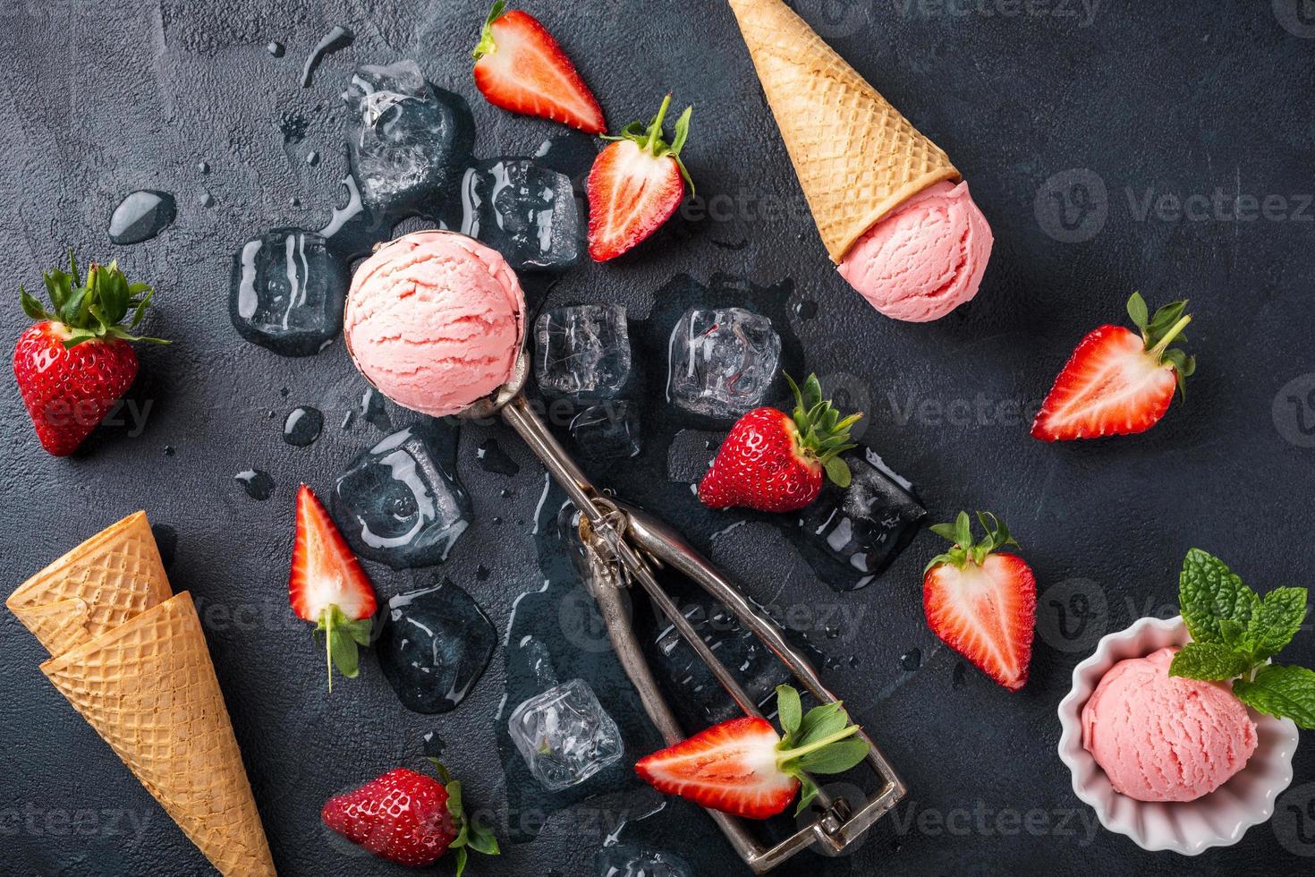 mise à plat avec glace à la fraise photo