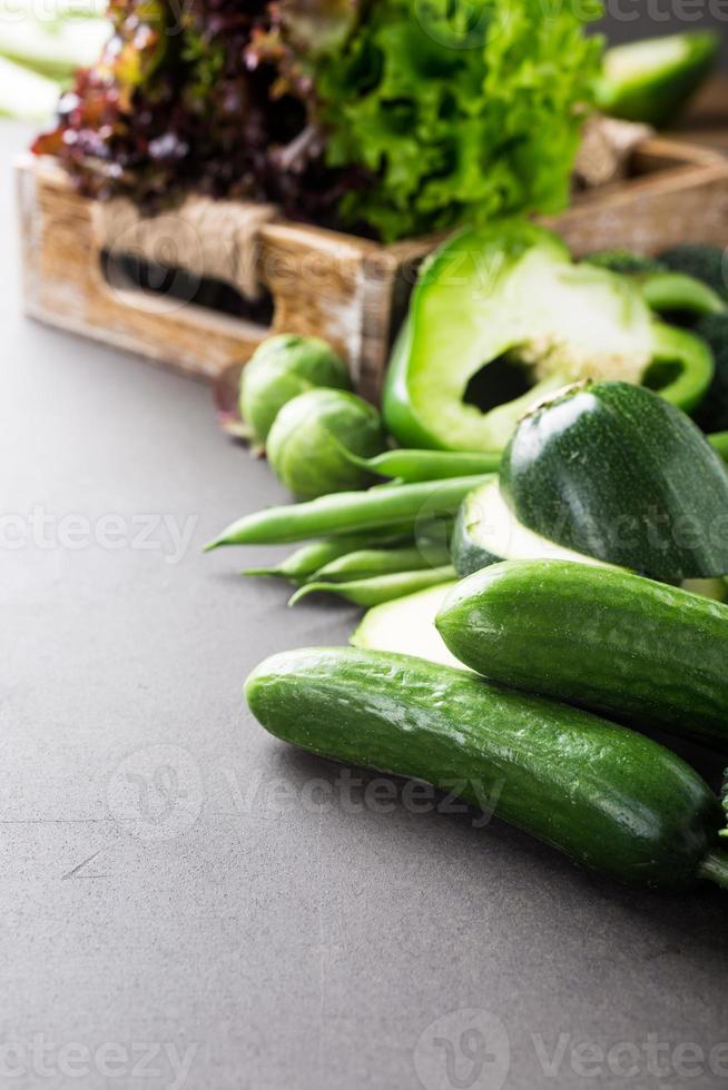 fond avec des légumes verts assortis photo