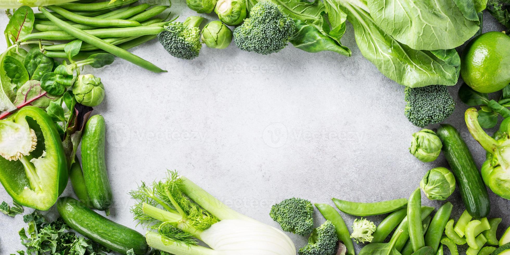 fond avec des légumes verts assortis photo