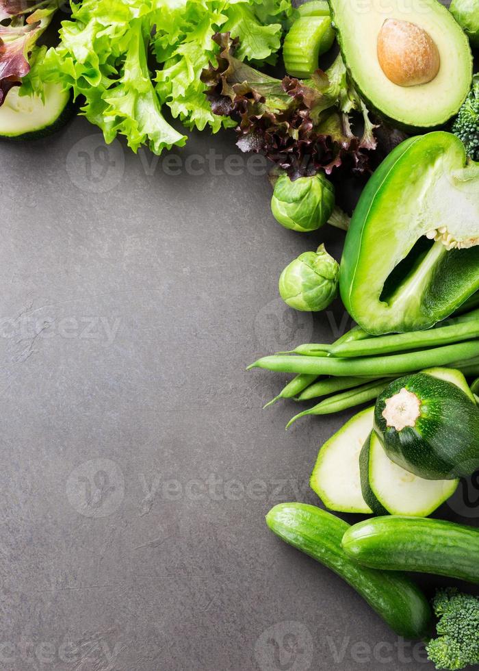 fond avec des légumes verts assortis photo