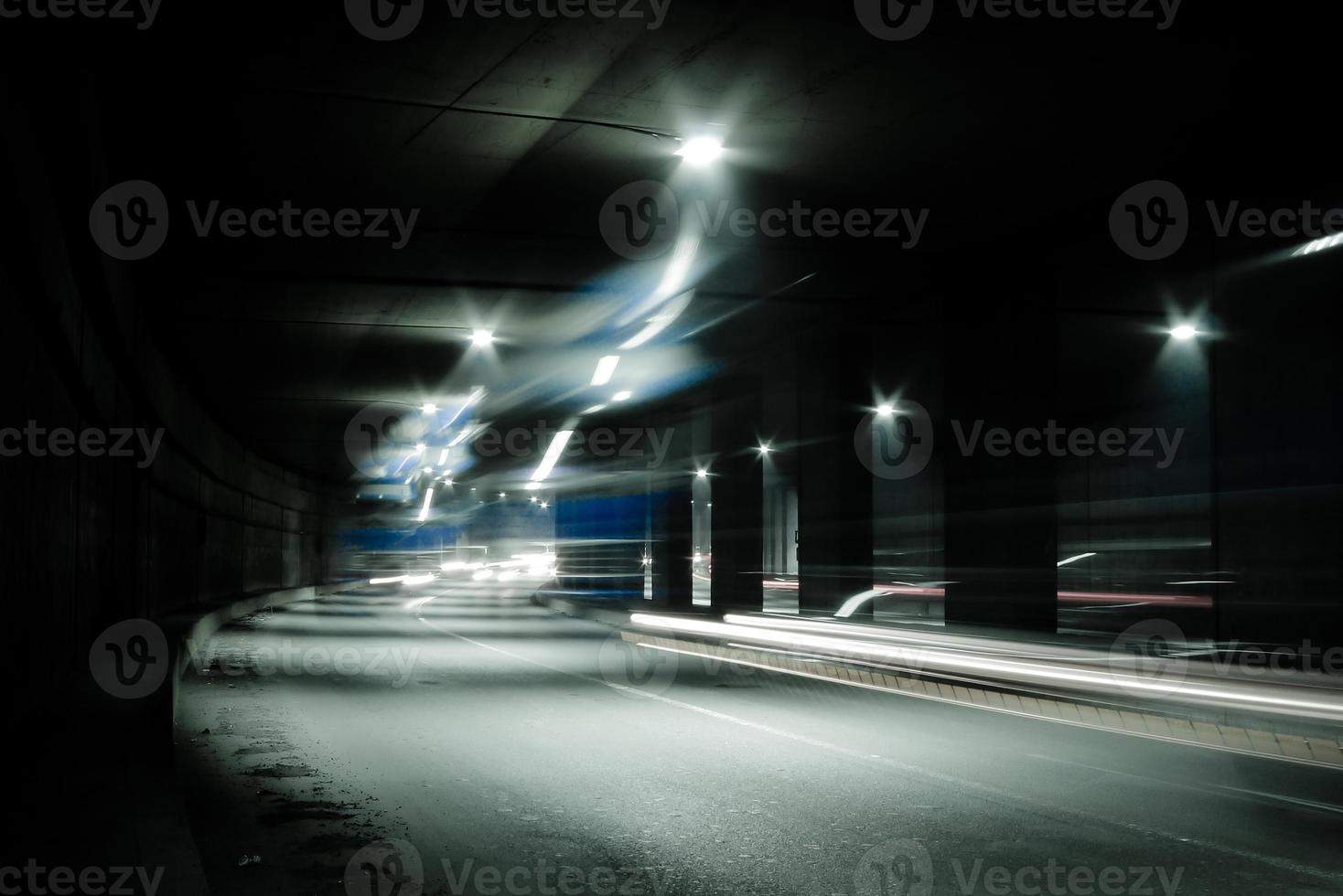 tunnel sombre avec des traînées lumineuses. image de flou de mouvement d'un tunnel sombre. photo