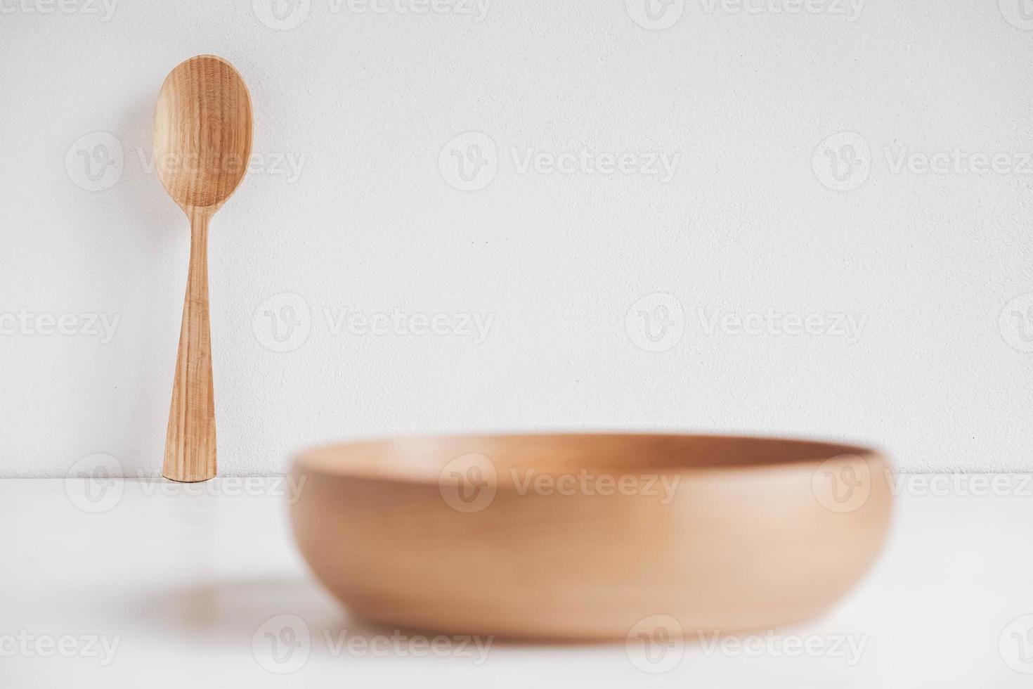 bol en bois vide et cuillère en bois sur un fond de tableau blanc. copie, espace vide pour le texte photo