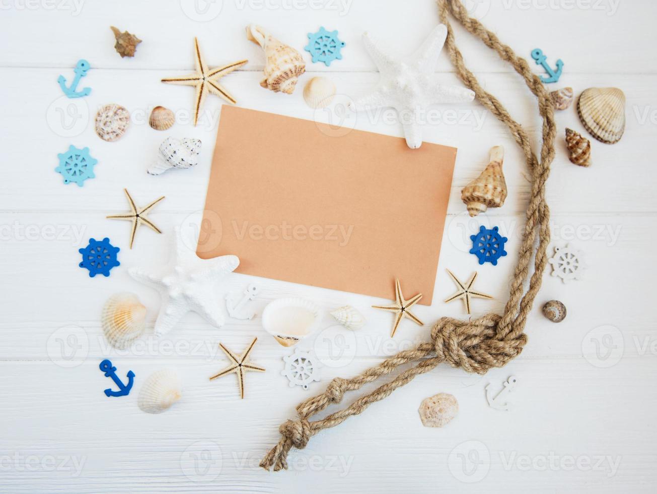 coquillages, étoiles de mer et carte postale vierge photo