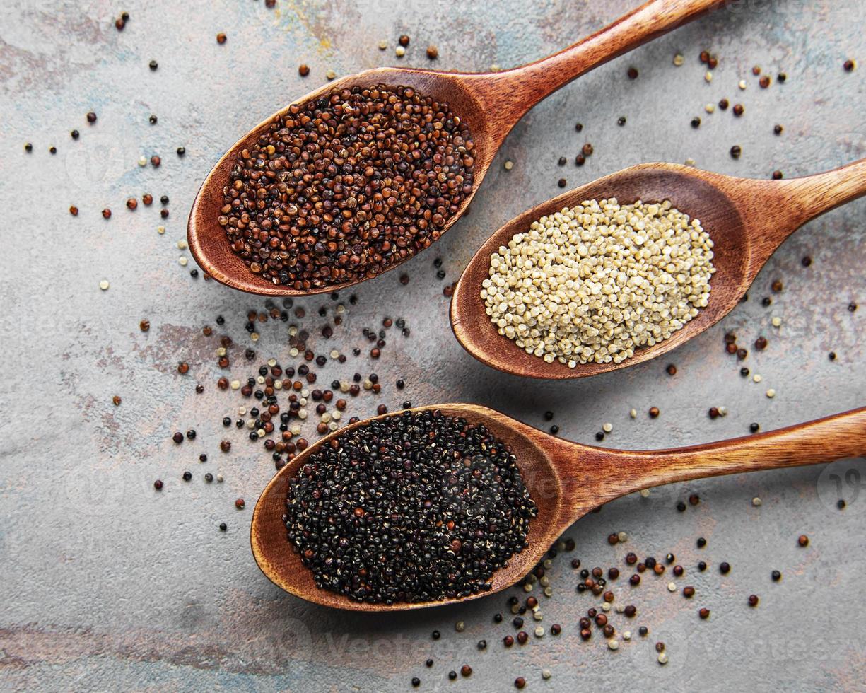 graines de quinoa rouge, noir et blanc photo
