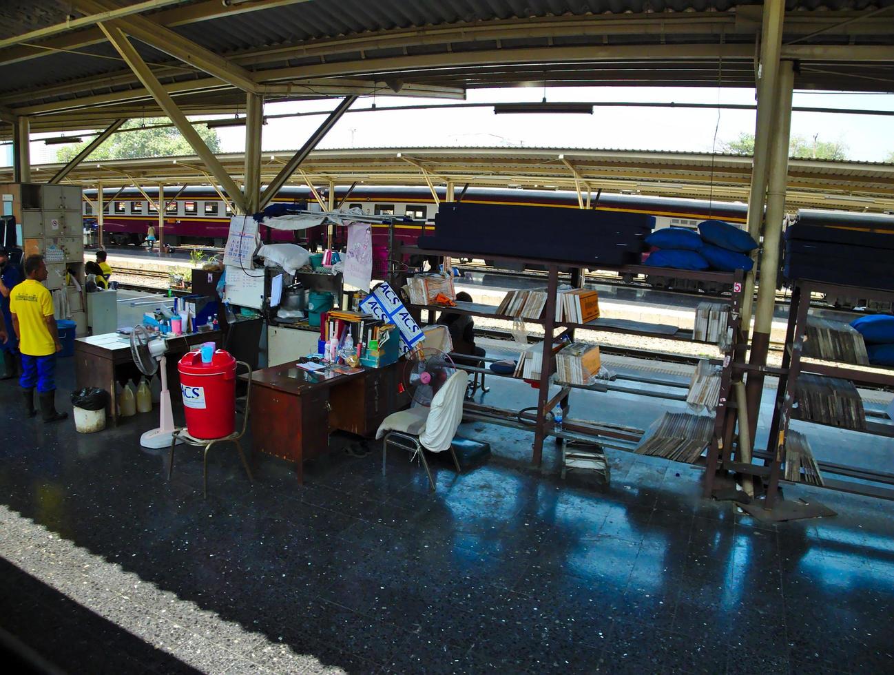 bangkok thailand08 avril 2019gare de hua lamphong le bureau du personnel du train prépare le train pour le départ. photo