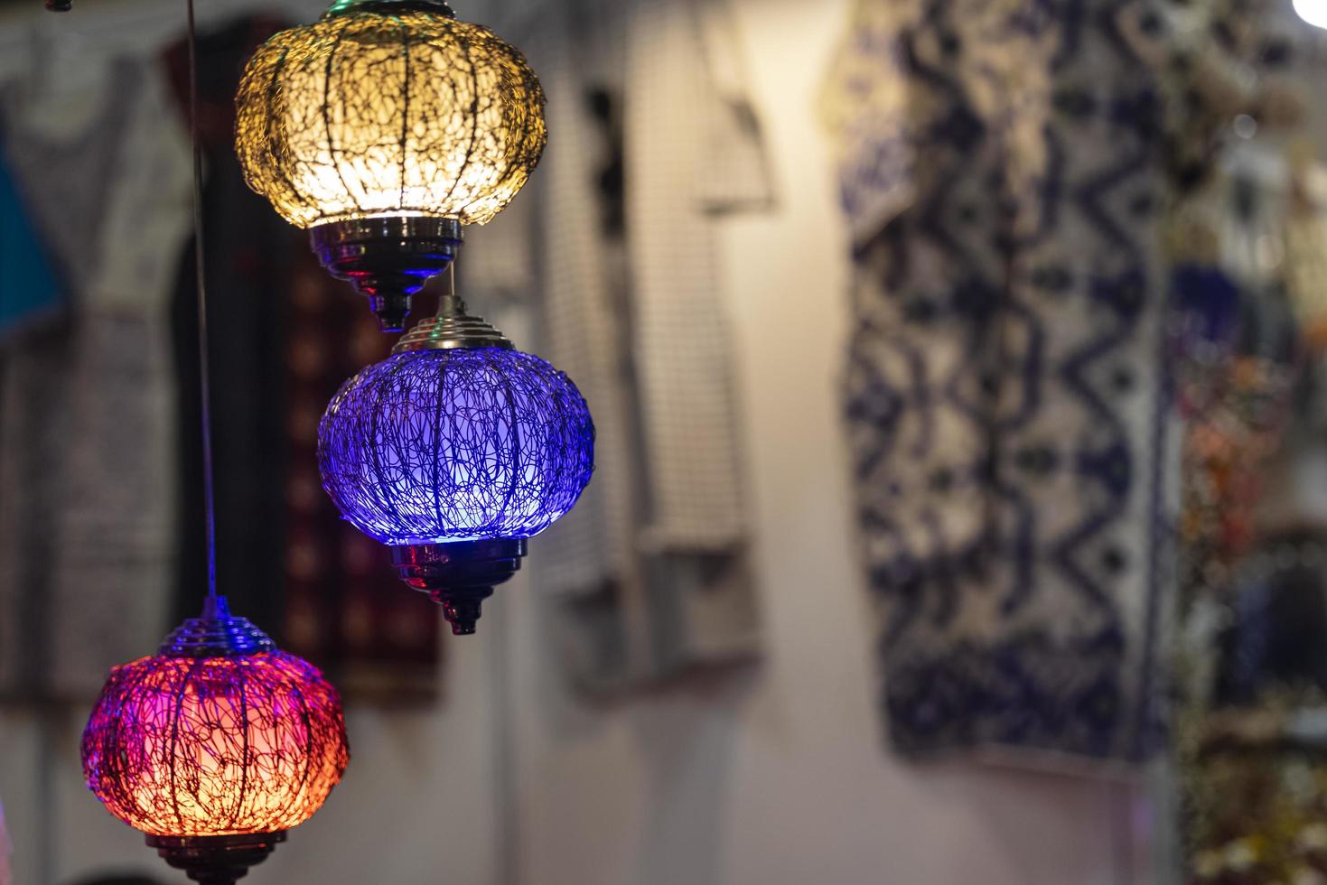 lampes suspendues en verre coloré oriental ou lanternes arrière-plan de mise au point sélective artistique. photo