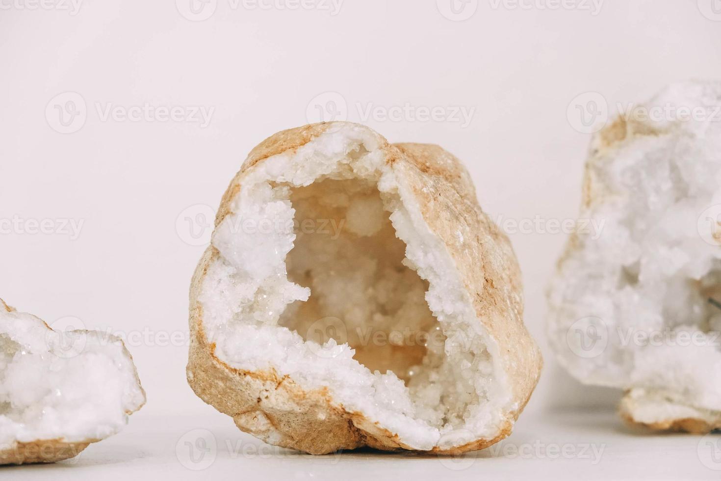 Section de pierre d'agate avec géode sur fond blanc photo