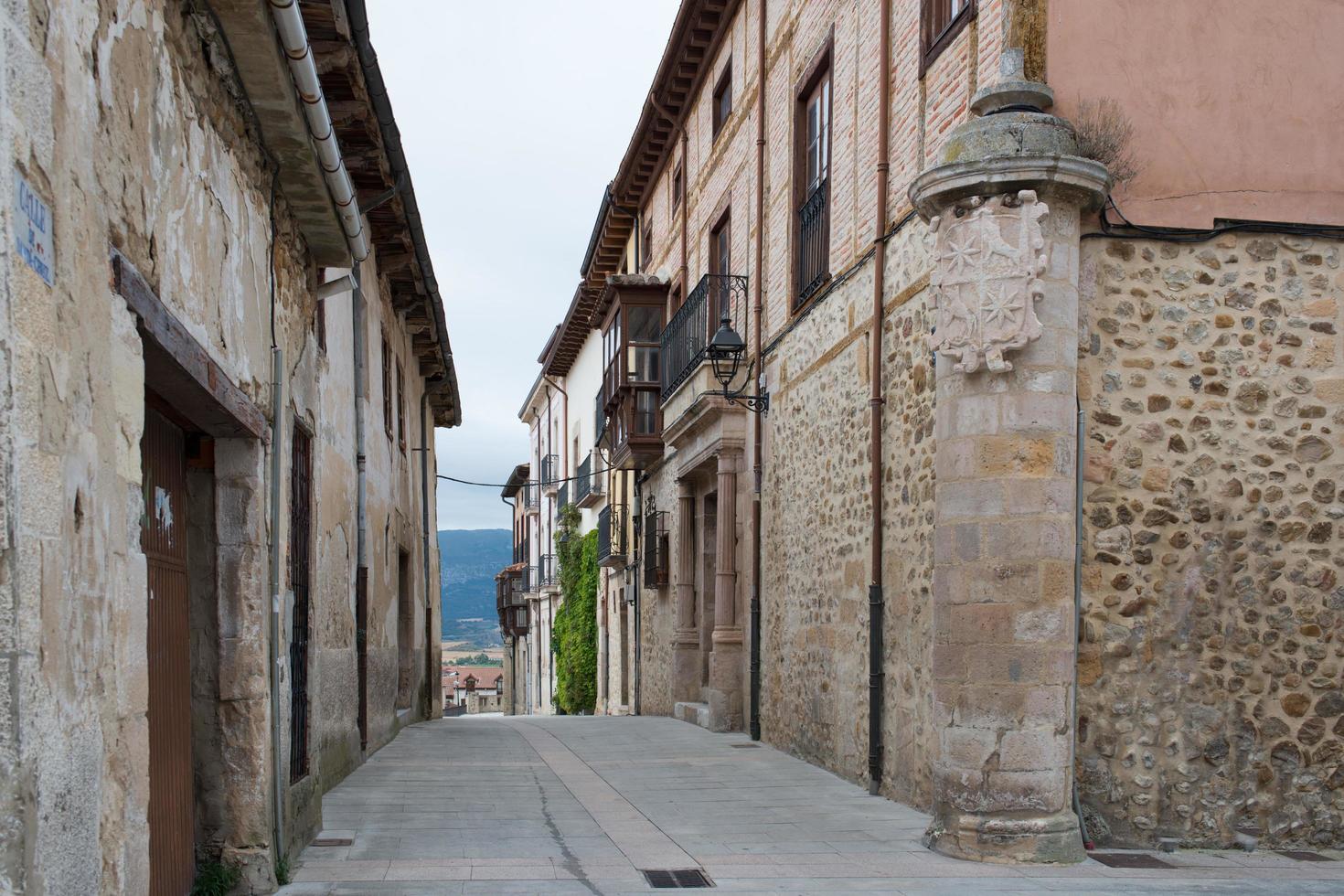 belle rue avec des maisons traditionnelles en pierre et sans personne. medina de pomar, merindades, burgos, espagne photo