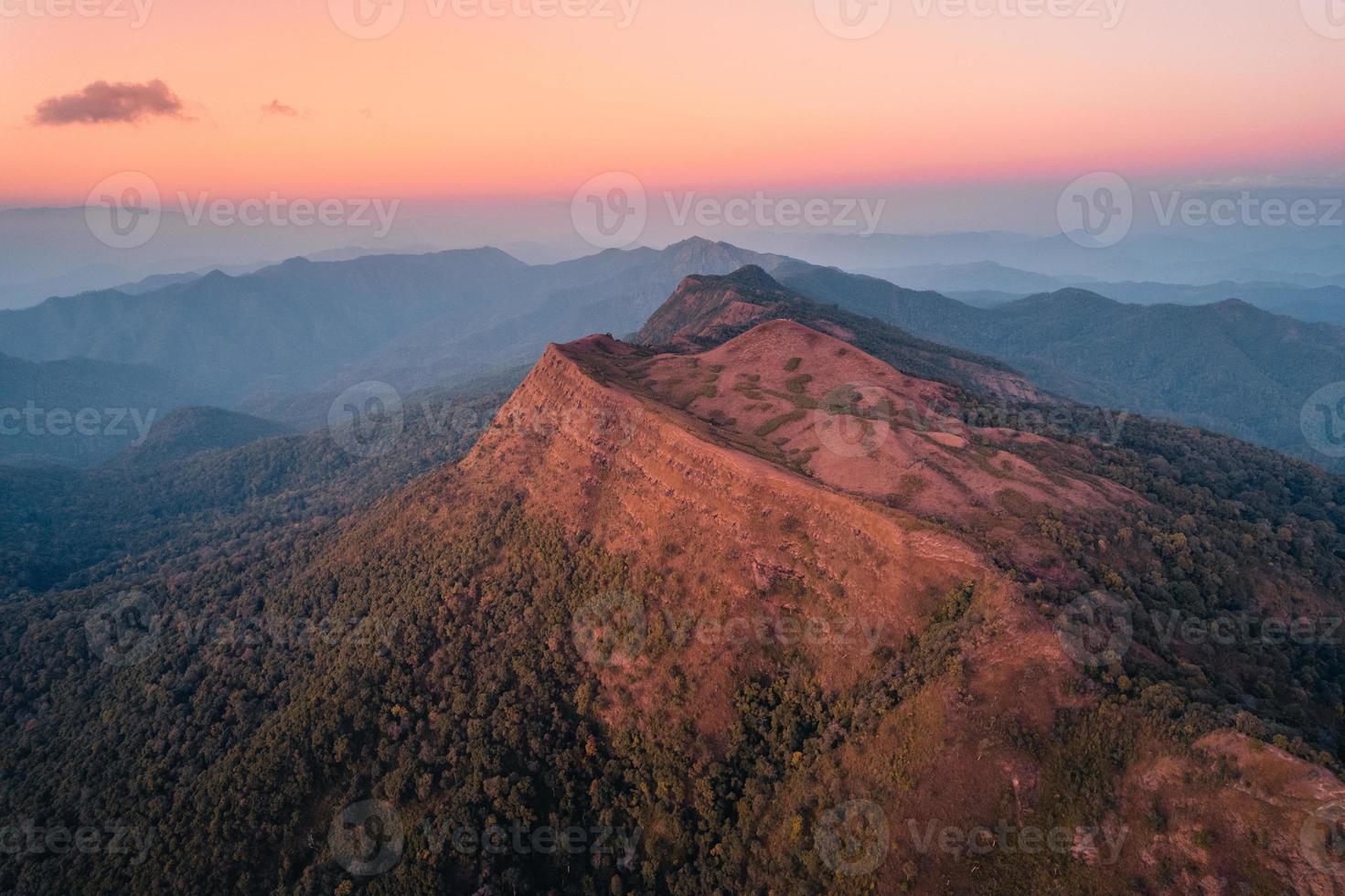 paysage du soir, montagnes le soir grand angle photo