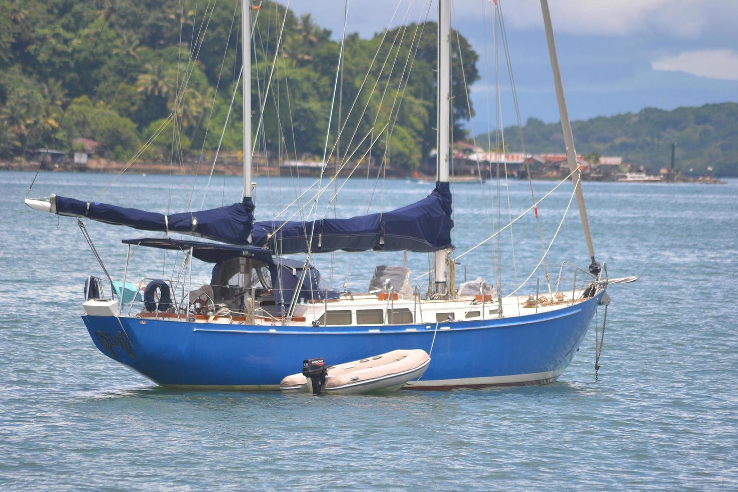 un yacht de fantaisie bleu à la mer photo