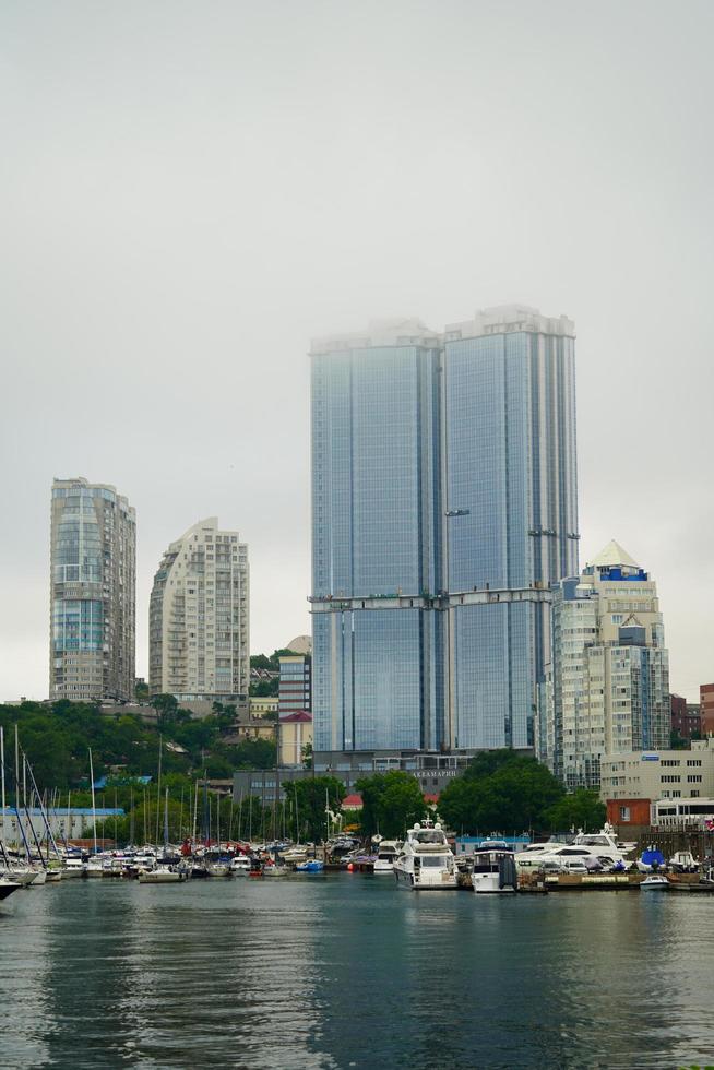 vladivostok, russie-6 juillet 2020- paysage urbain avec vue sur les bâtiments dans le brouillard photo