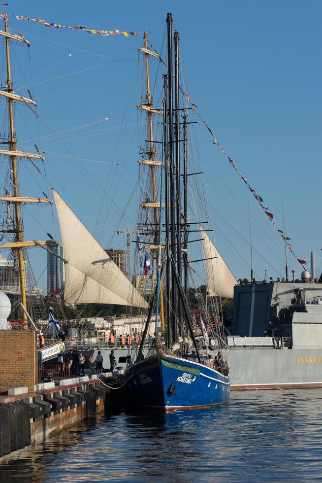 vladivostok, russie-9 septembre 2018-navires de guerre et voiliers dans le port de la ville. photo